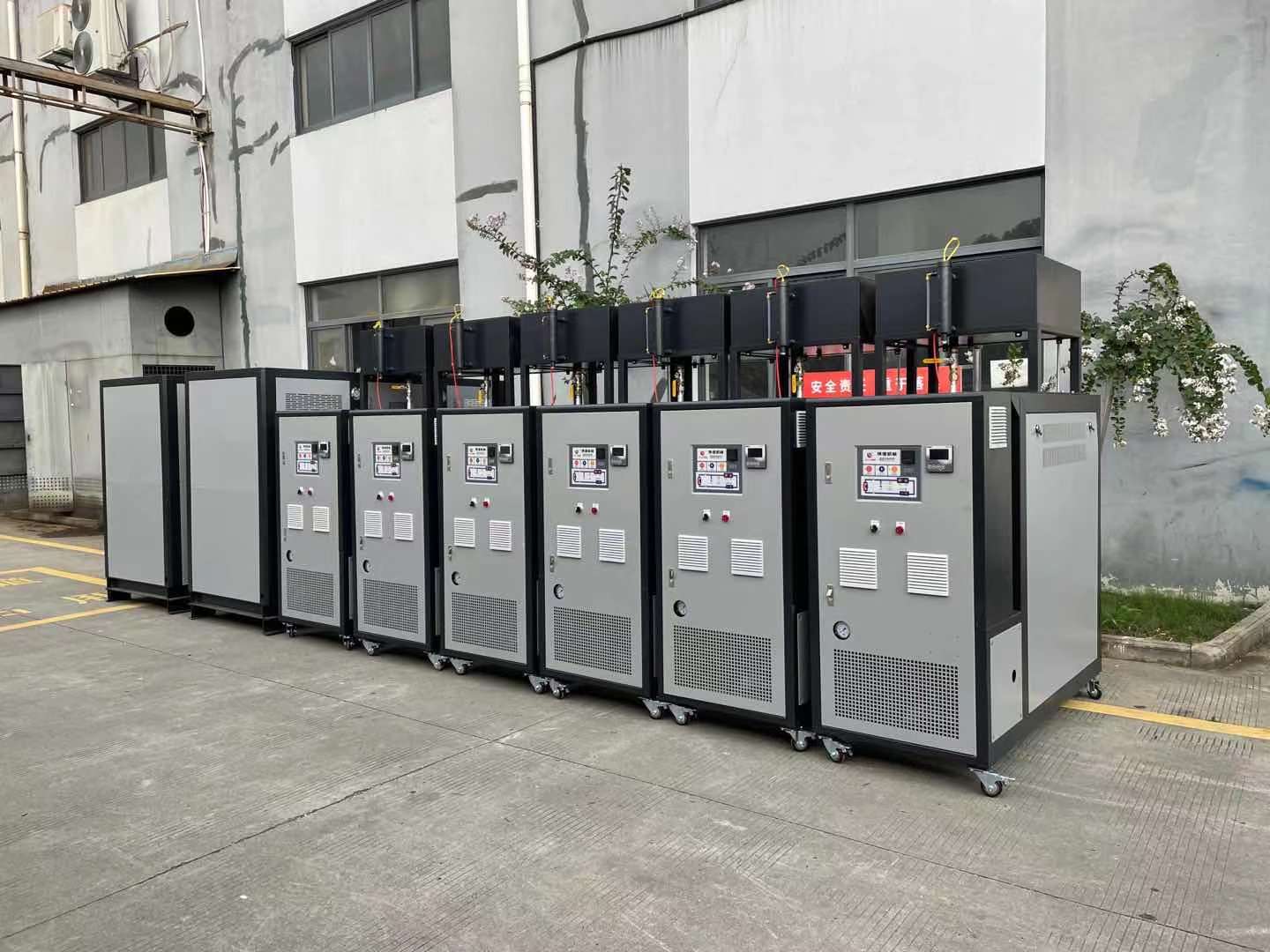 熱媒電加熱導(dǎo)熱油爐具有低壓、高溫的特性,是一種新型環(huán)保工業(yè)爐。